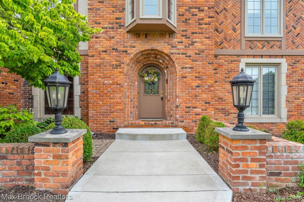 404 Shellbourne Drive Rochester Hills, MI 48309 - Photo 2 of 52