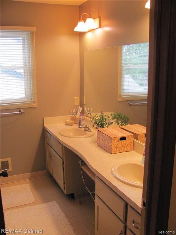 357 Shellbourne Drive Rochester, MI 48309 - Photo 26 of 26 Bath2.JPG