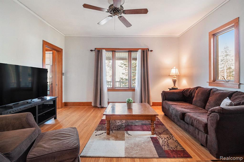 18608 Farmington Road Livonia, MI 48152 - Photo 4 of 27
