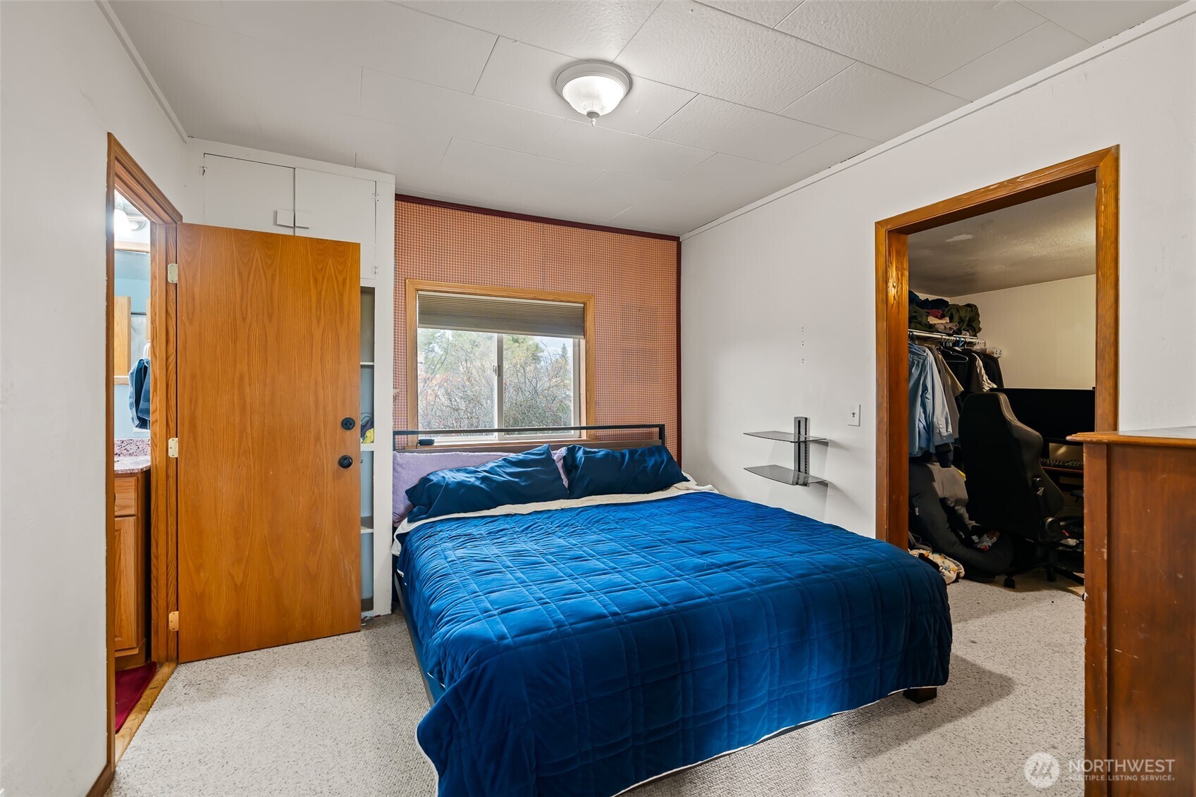 750 Potter Road Tieton, WA 98947 - Photo 13 of 36 a bedroom with a bed and a dresser