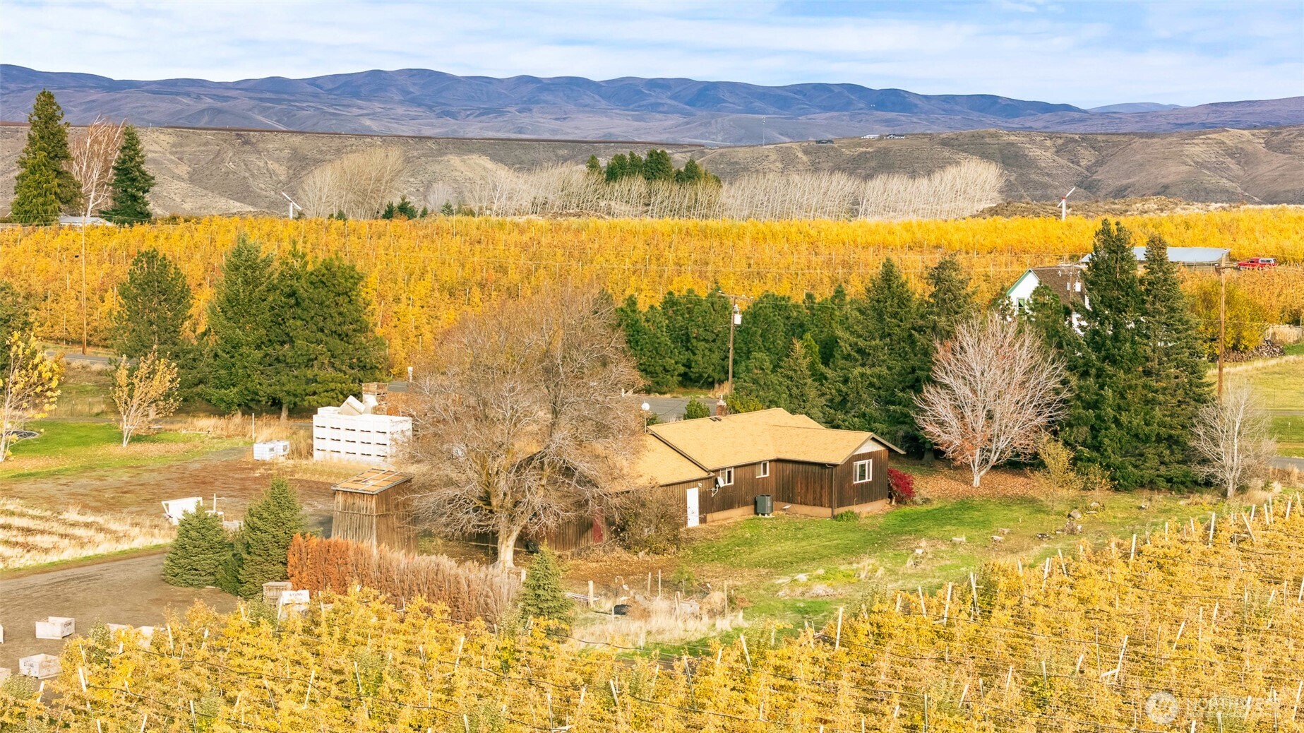 750 Potter Road Tieton, WA 98947 - Photo 30 of 36 a view of an ocean and a mountain
