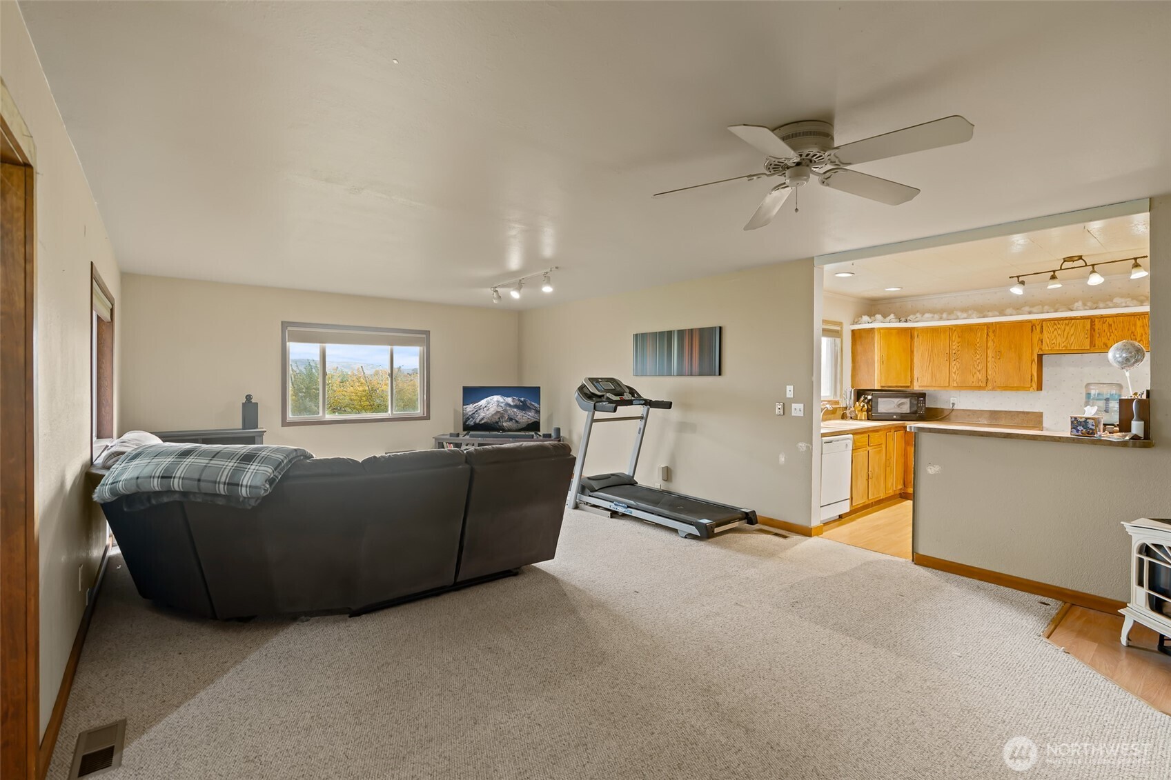 750 Potter Road Tieton, WA 98947 - Photo 4 of 36 a living room with furniture and a wooden floor