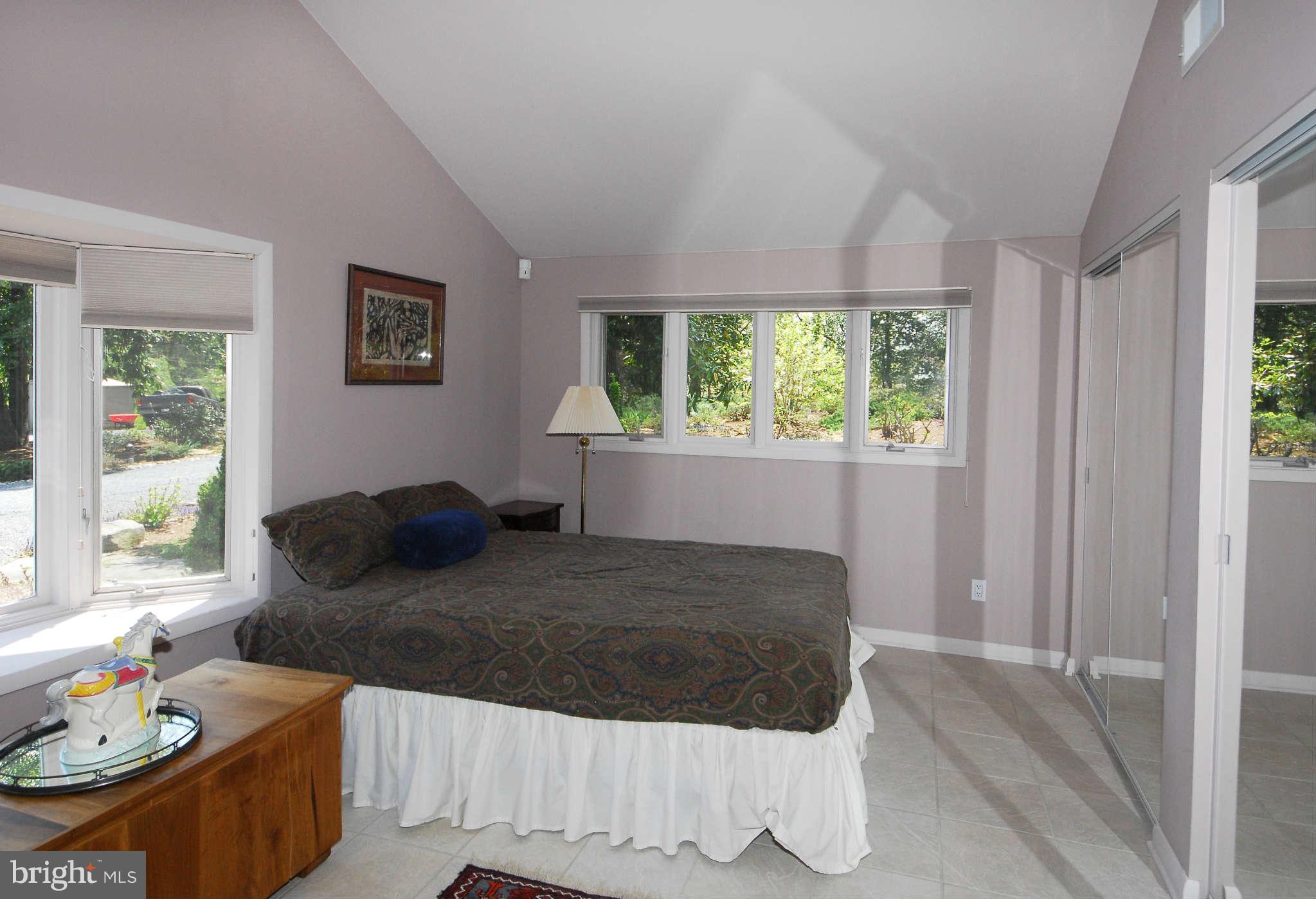 892 Childs Point Road Annapolis, MD 21401 - Photo 16 of 28 Guest house bedroom