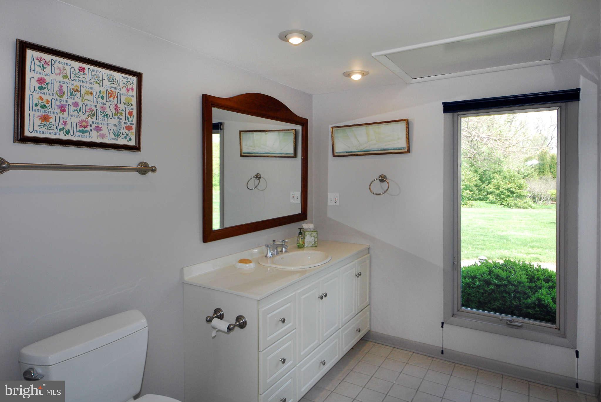 892 Childs Point Road Annapolis, MD 21401 - Photo 19 of 28 Guest house bathroom