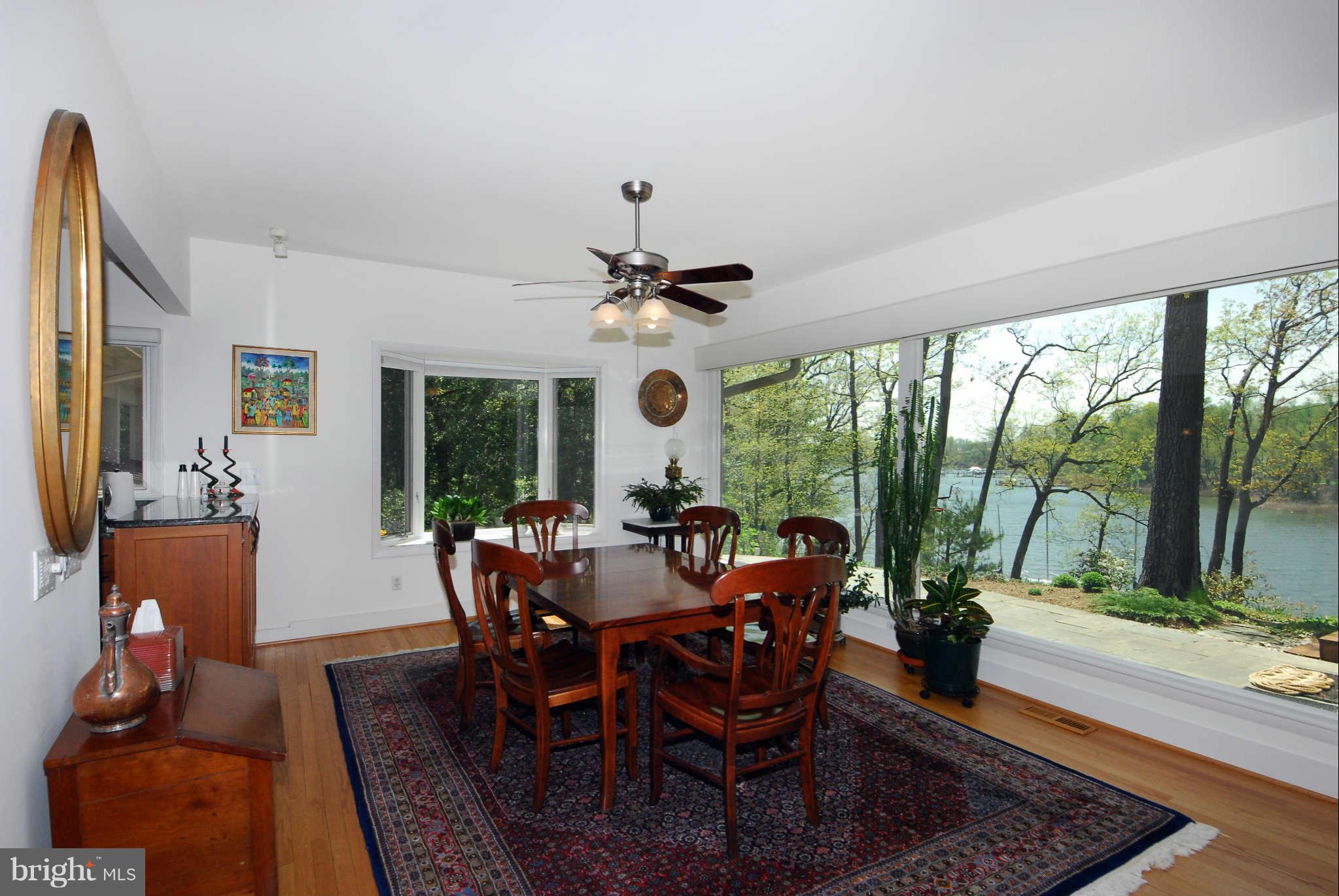 892 Childs Point Road Annapolis, MD 21401 - Photo 4 of 28 Dining room