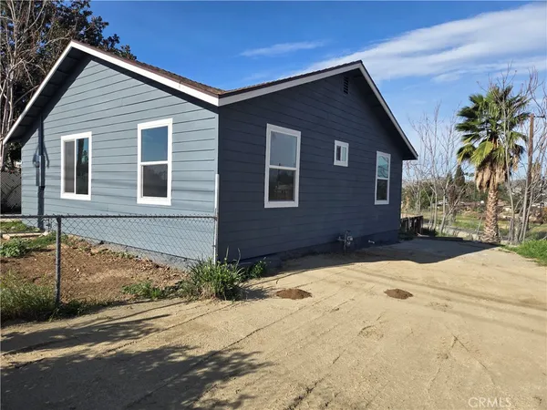 $3,000 | 577 West La Cadena Drive, Riverside, CA 92501