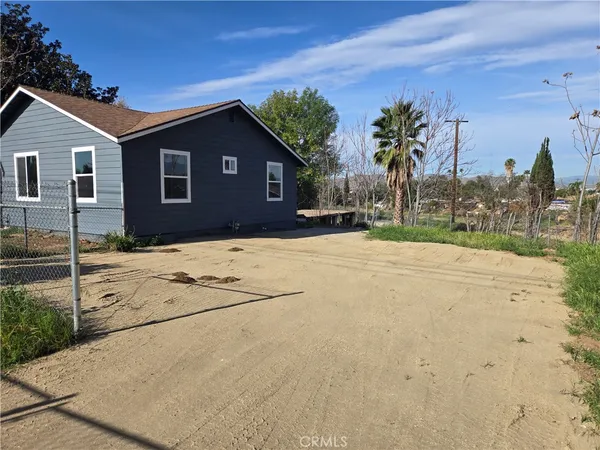 $3,000 | 577 West La Cadena Drive, Riverside, CA 92501