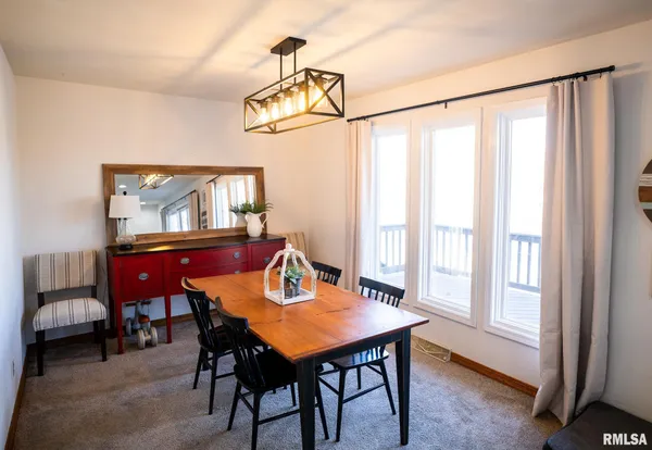 $465,000 | 509 Juniper Drive, Petersburg, IL 62675