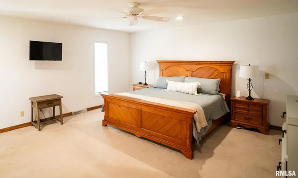 $465,000 | 509 Juniper Drive, Petersburg, IL 62675