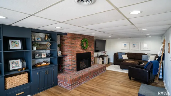 $465,000 | 509 Juniper Drive, Petersburg, IL 62675