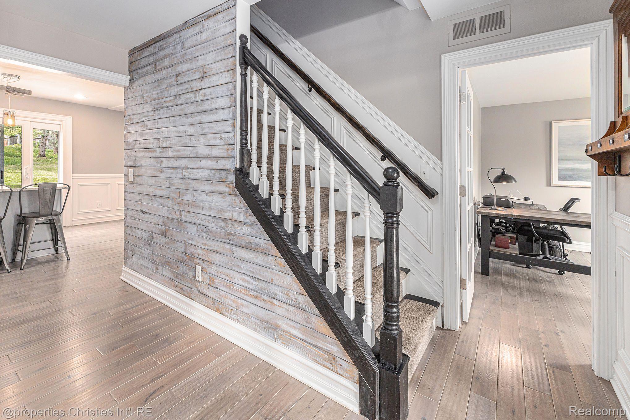 2444 Lassiter Drive Rochester, MI 48309 - Photo 13 of 28 Foyer/Stairway