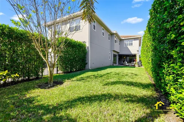 a view of a yard with a house