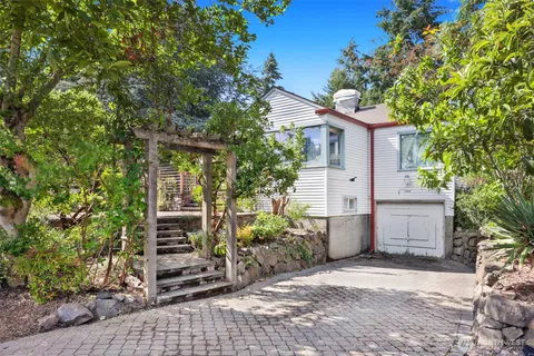 $550,000 | 4010 Southwest 106th Street, Seattle, WA 98146