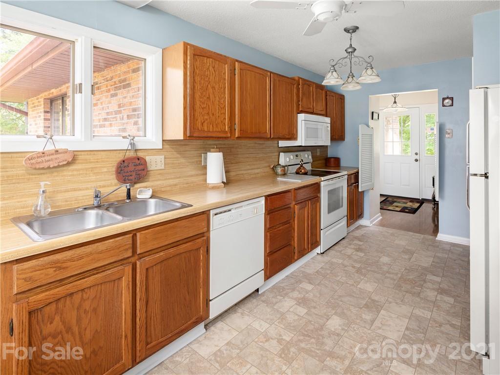 460 Eastview Road Brevard, NC 28712 - Photo 10 of 20 Gallery Image 10