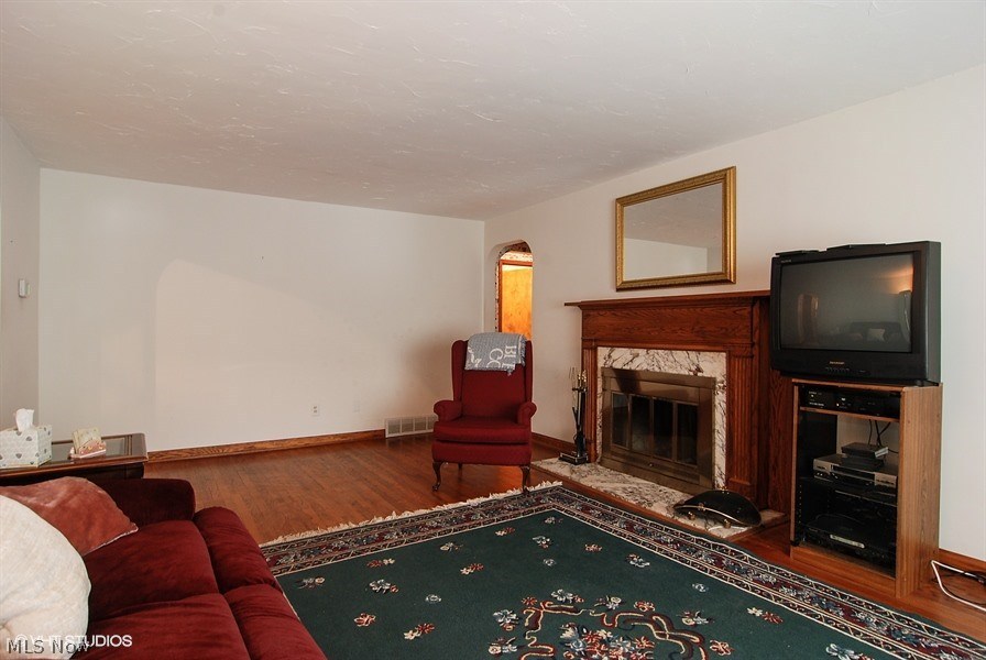2441 Burnham Road Akron, OH 44333 - Photo 8 of 25 HARDWOOD FLOORS!!