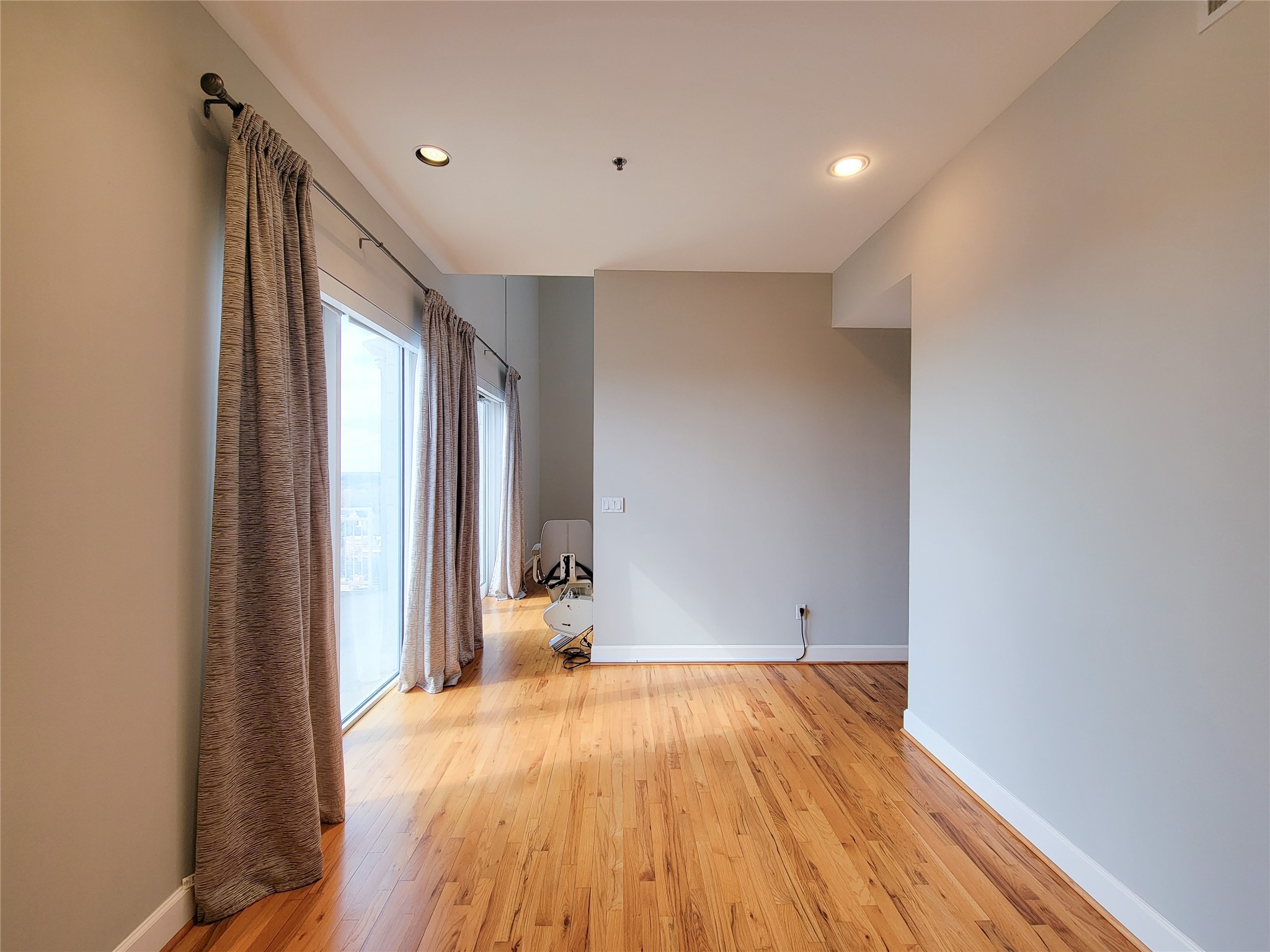 2520 Robinhood Street, Unit 800 Houston, TX 77005 - Photo 18 of 46 a view of empty room with wooden floor