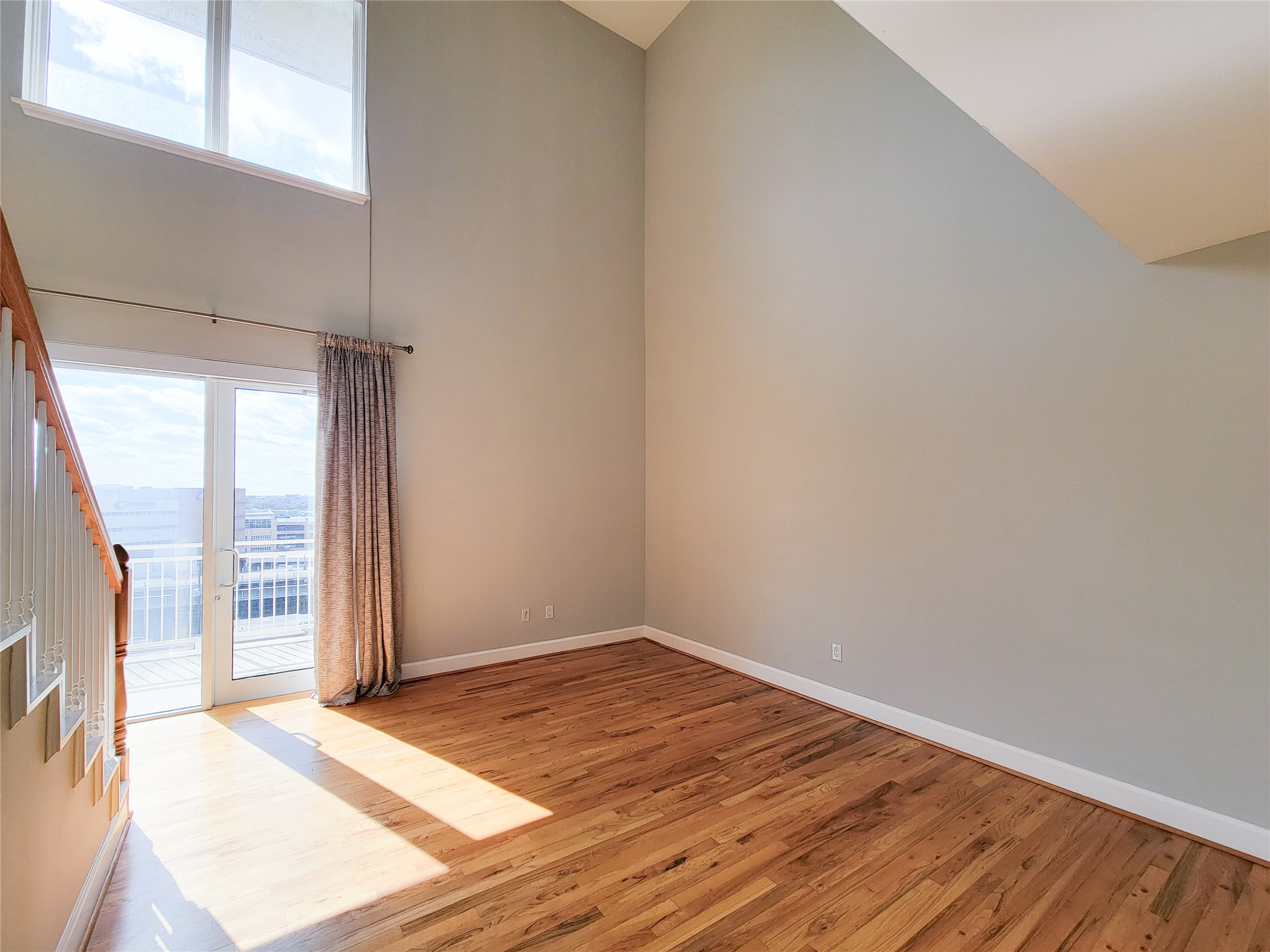 2520 Robinhood Street, Unit 800 Houston, TX 77005 - Photo 21 of 46 a view of an empty room and window