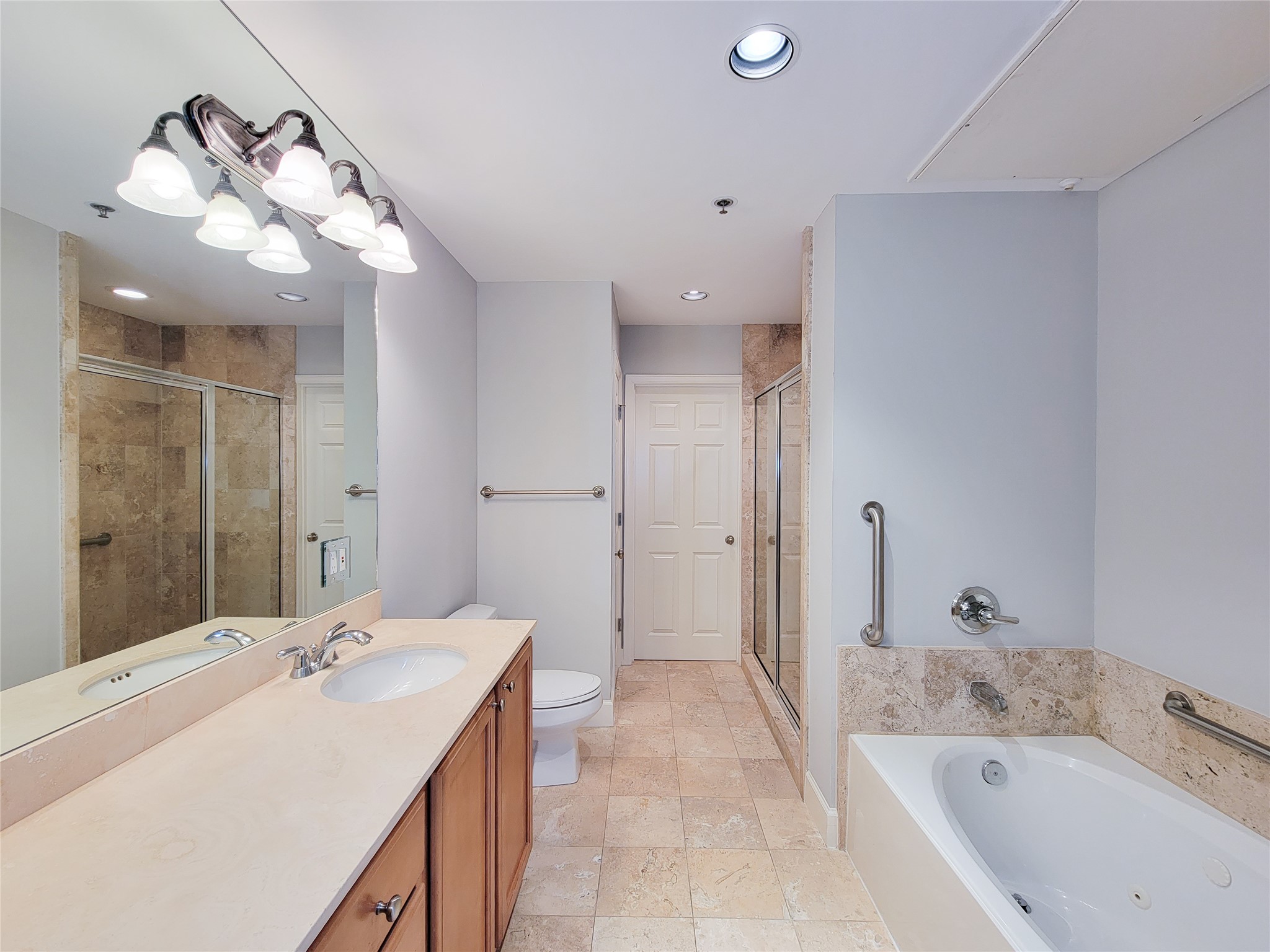 2520 Robinhood Street, Unit 800 Houston, TX 77005 - Photo 28 of 46 a spacious bathroom with a bathtub sink and mirror