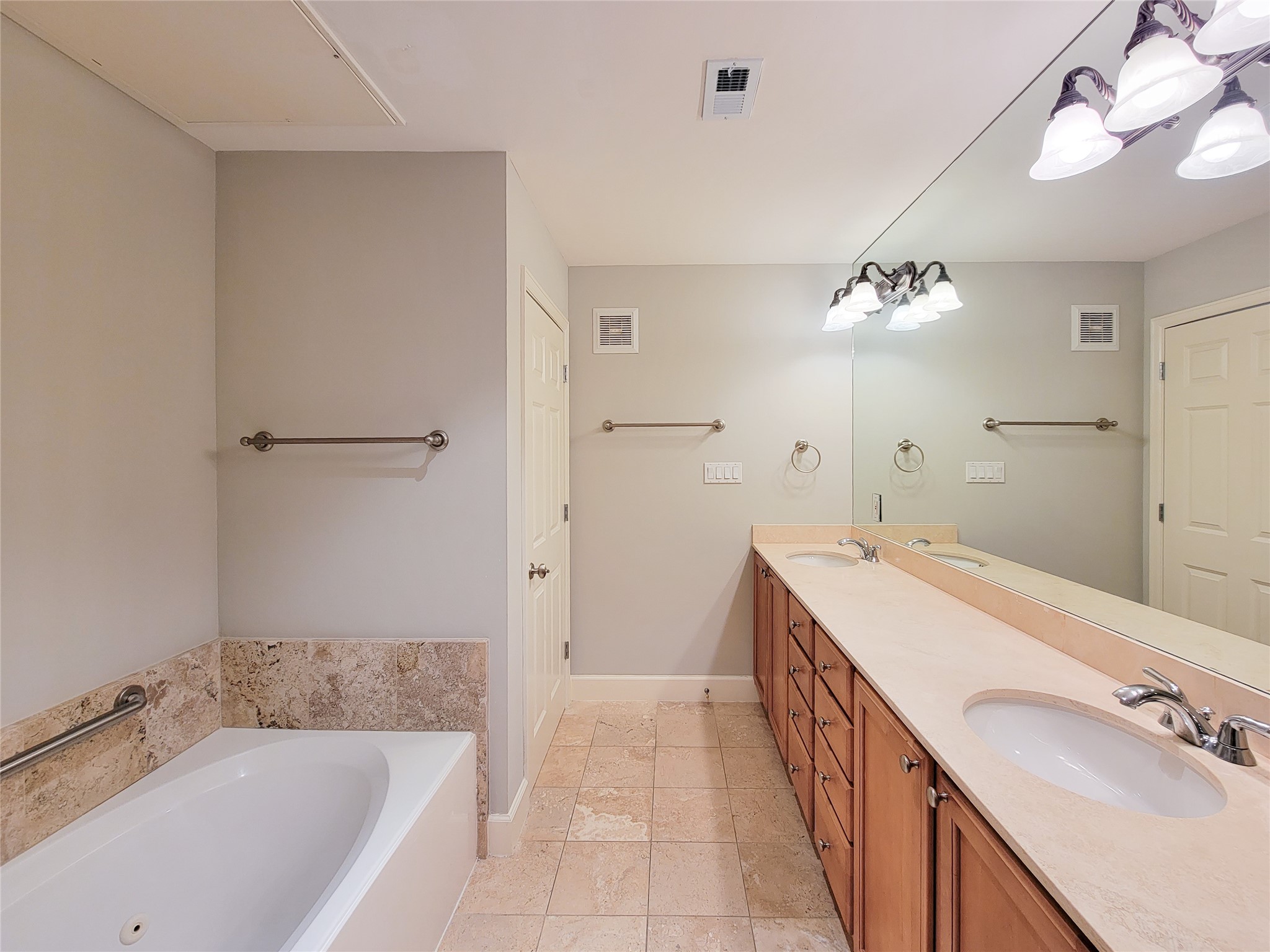 2520 Robinhood Street, Unit 800 Houston, TX 77005 - Photo 32 of 46 a spacious bathroom with a tub sink and mirror