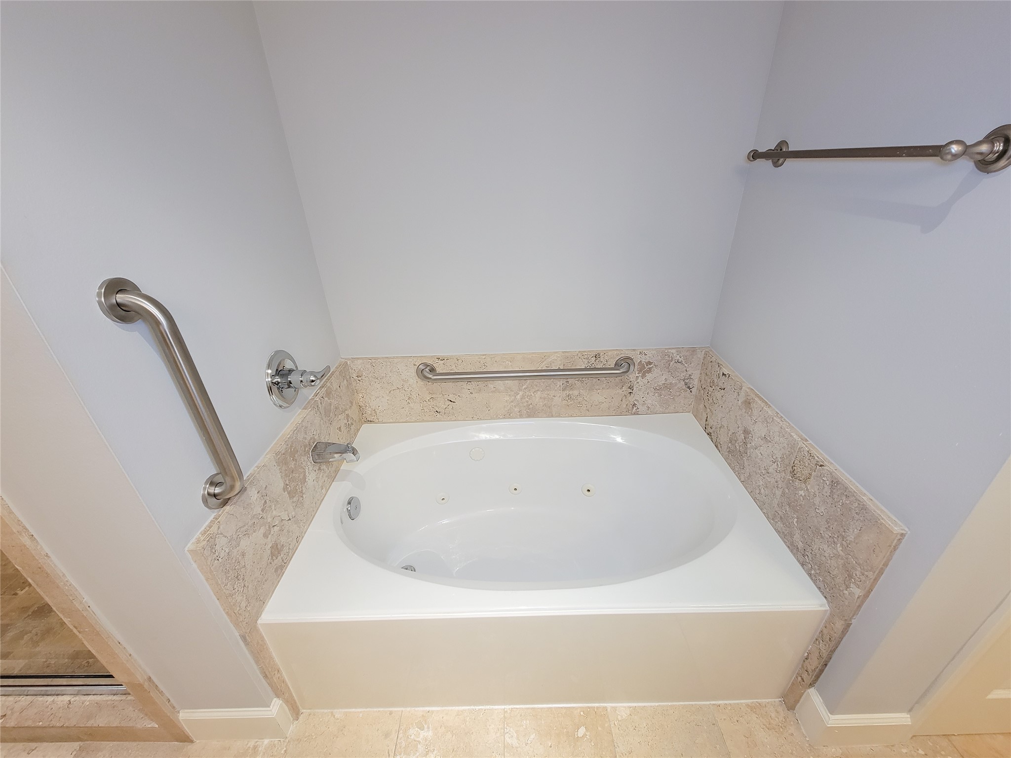 2520 Robinhood Street, Unit 800 Houston, TX 77005 - Photo 33 of 46 a bathroom with a bathtub