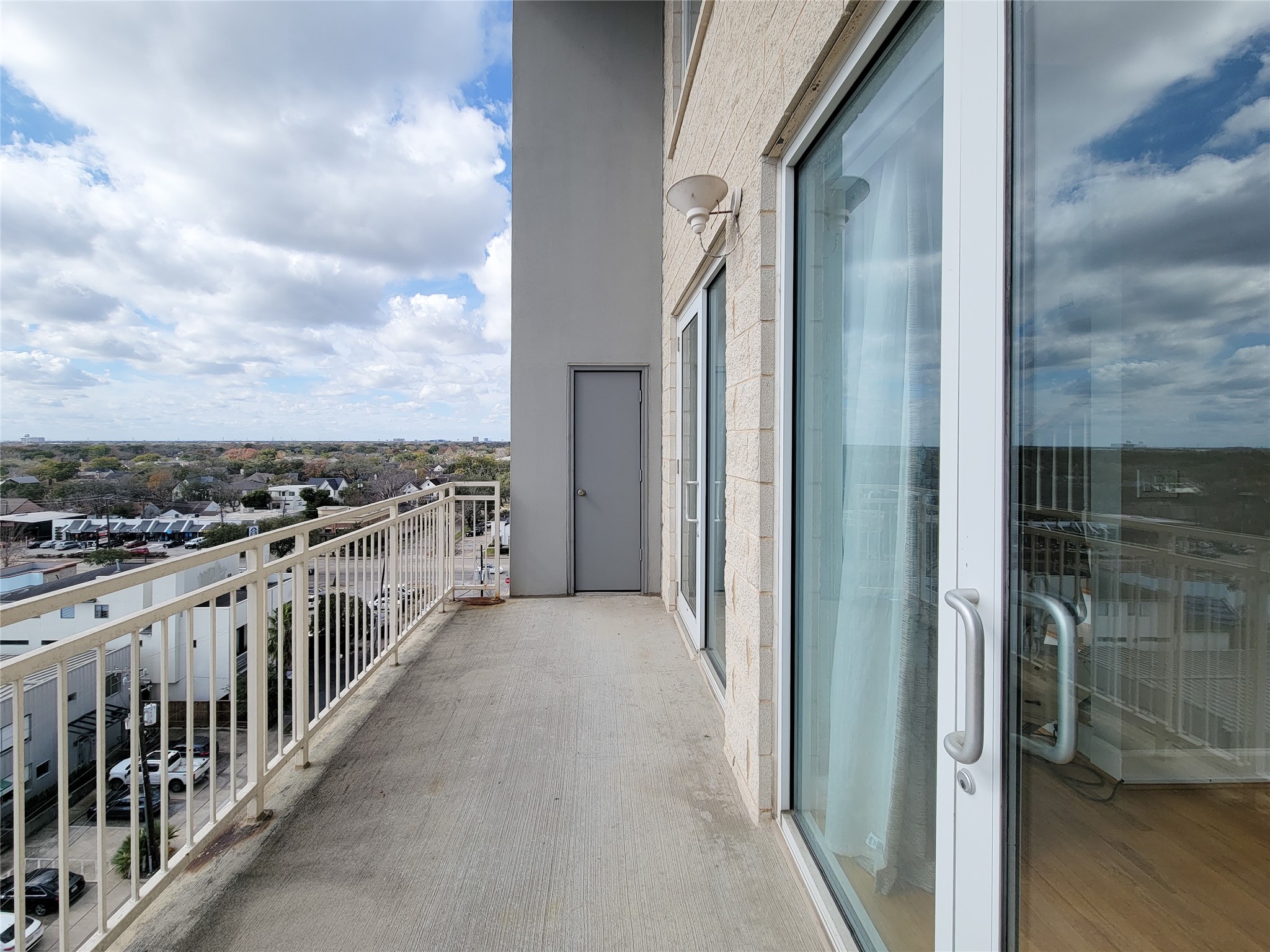 2520 Robinhood Street, Unit 800 Houston, TX 77005 - Photo 38 of 46 a view of a balcony