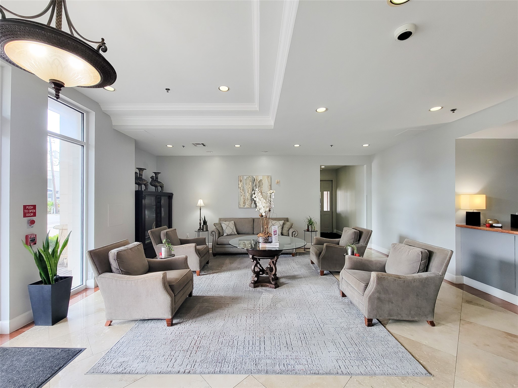 2520 Robinhood Street, Unit 800 Houston, TX 77005 - Photo 4 of 46 a living room with furniture potted plant and a chandelier