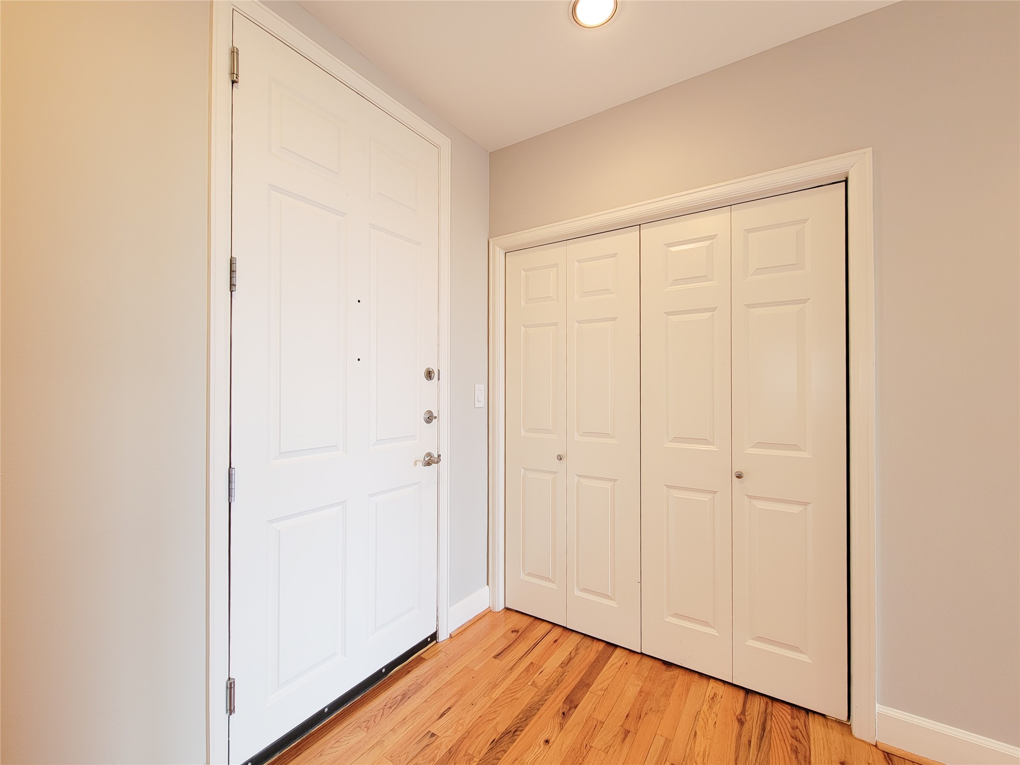 2520 Robinhood Street, Unit 800 Houston, TX 77005 - Photo 7 of 46 an empty room with wooden floor