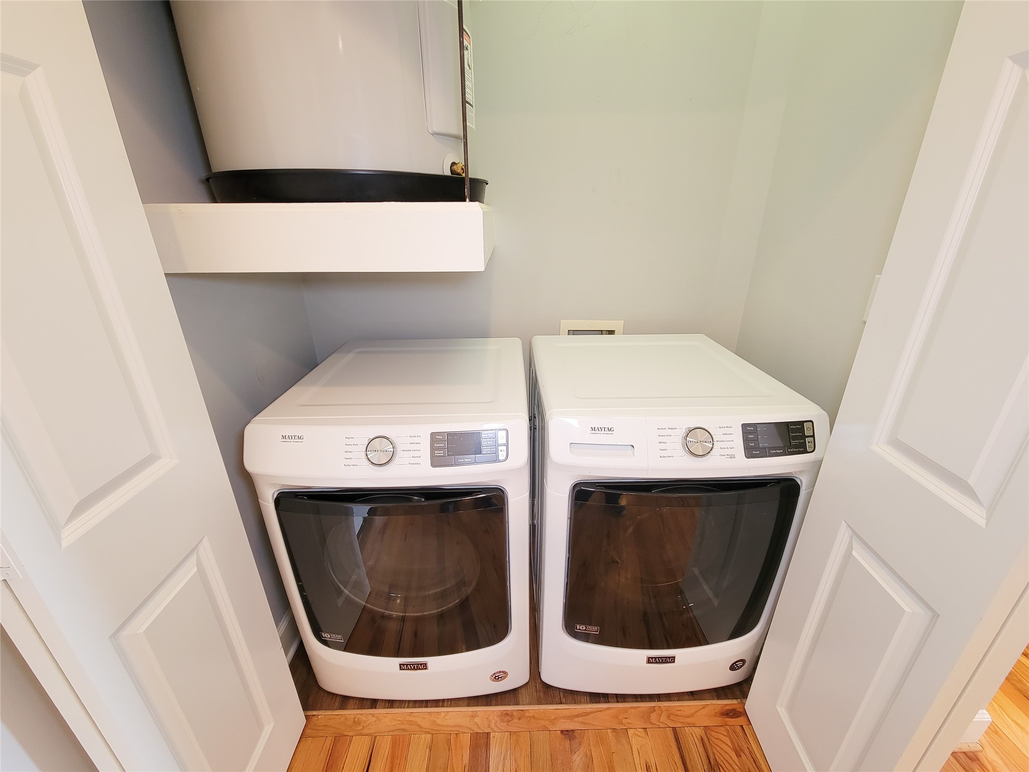 2520 Robinhood Street, Unit 800 Houston, TX 77005 - Photo 9 of 46 a utility room with dryer and washer