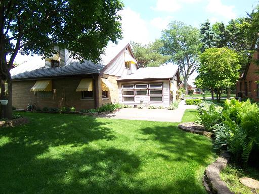 150 North Wolf Road Des Plaines, IL 60016 - Photo 2 of 16 a front view of a house with a garden