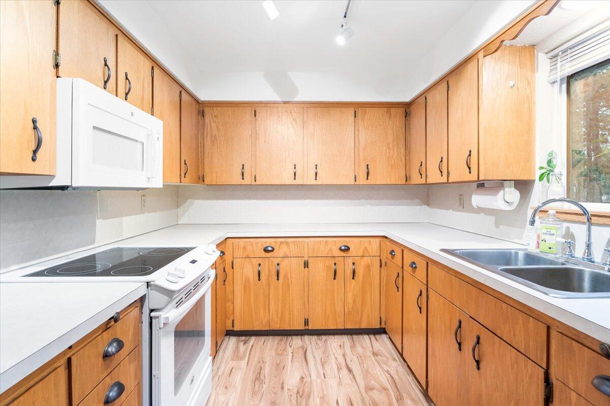 51520 Ash Road La Pine, OR 97739 - Photo 17 of 57 25-Kitchen