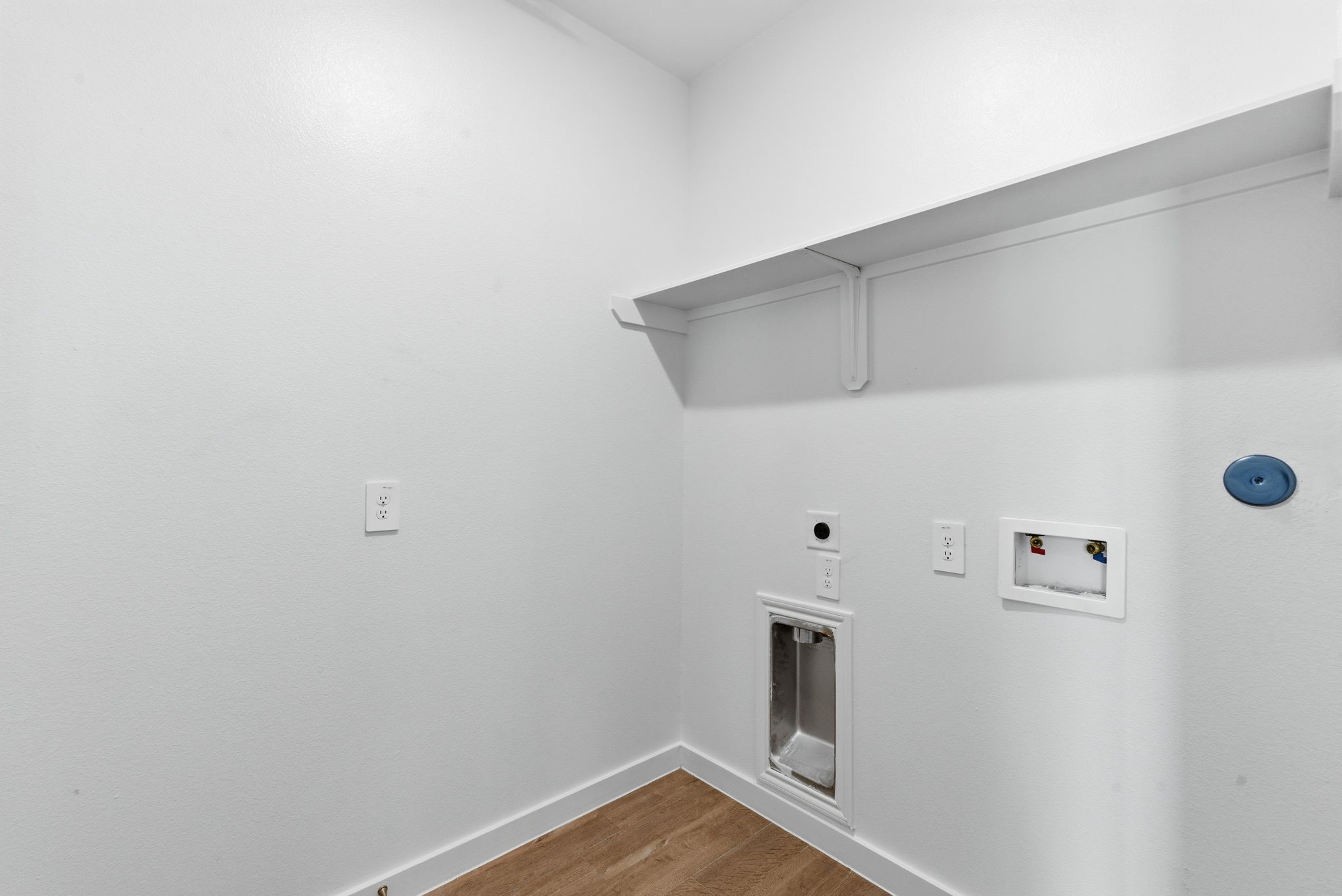 2443 Inlet Court Fresno, TX 77545 - Photo 31 of 50 a view of a livingroom with wooden floor