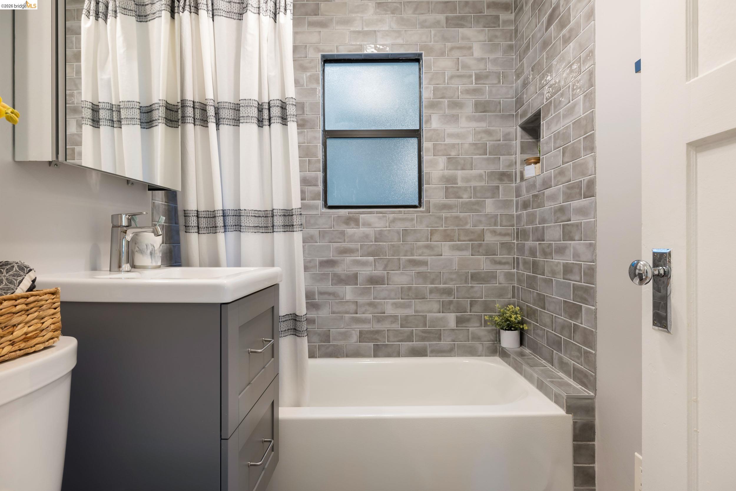 6211 Valley View Road Oakland, CA 94611 - Photo 15 of 34