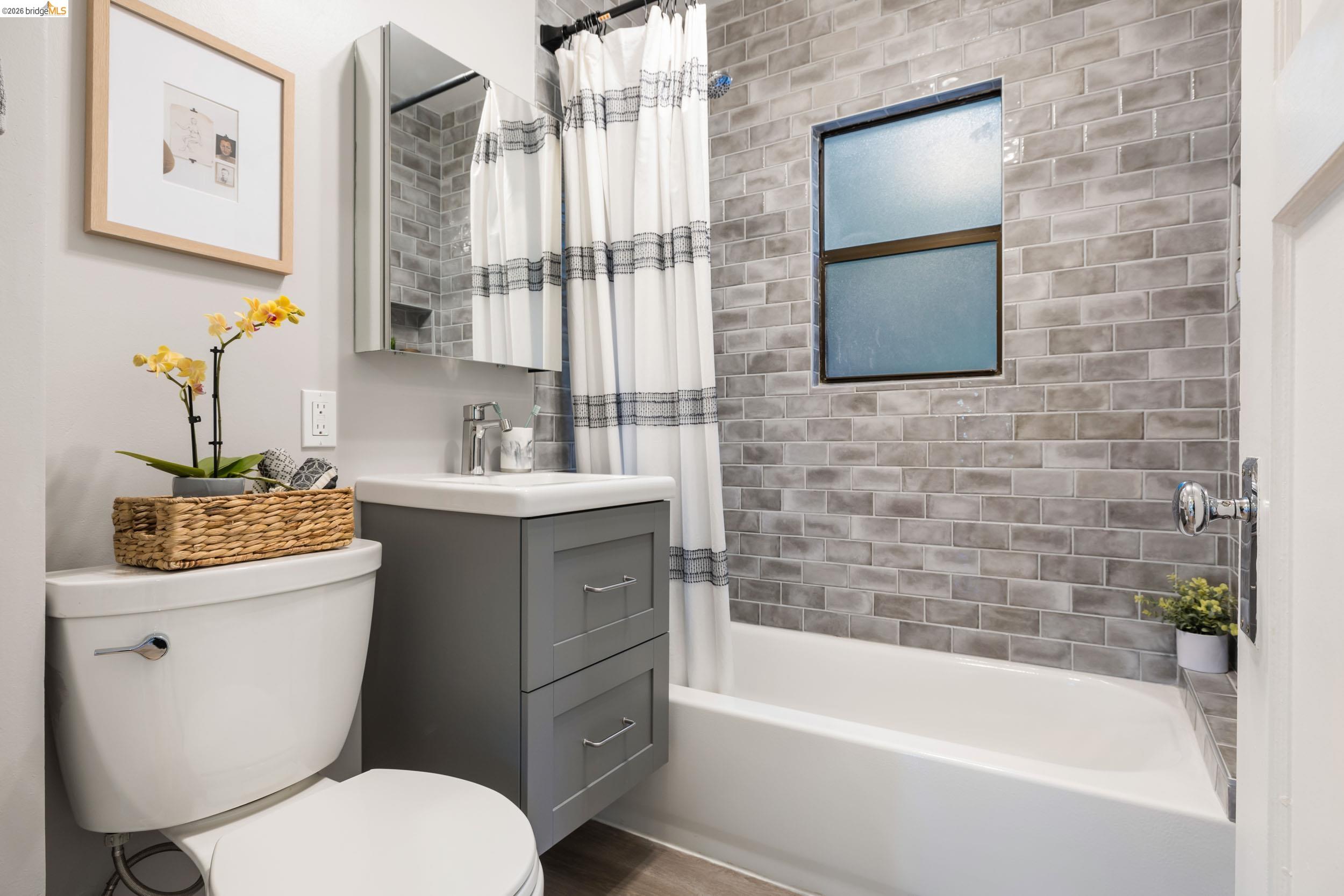 6211 Valley View Road Oakland, CA 94611 - Photo 16 of 34