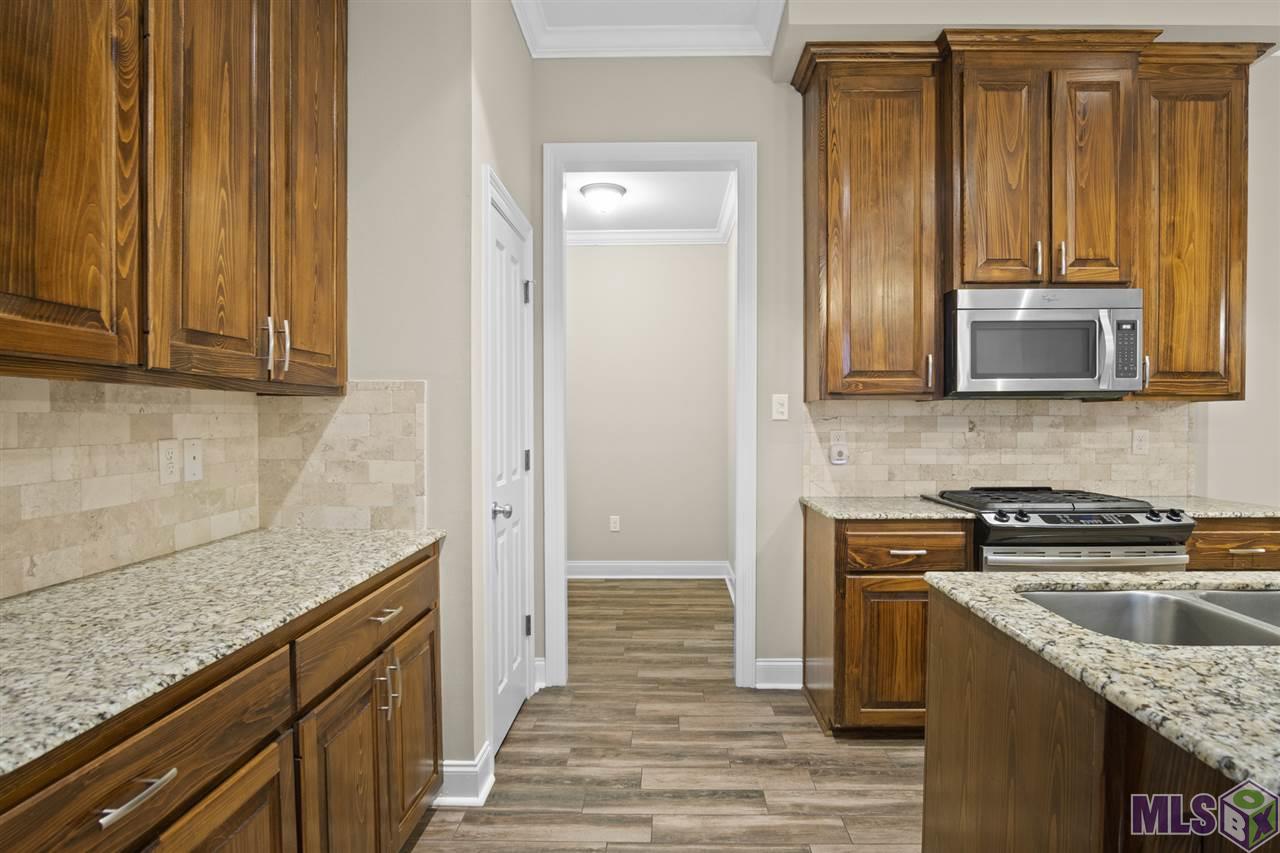 7723 Ibiza Drive Baton Rouge, LA 70820 - Photo 14 of 22 Mudroom off of the kitchen