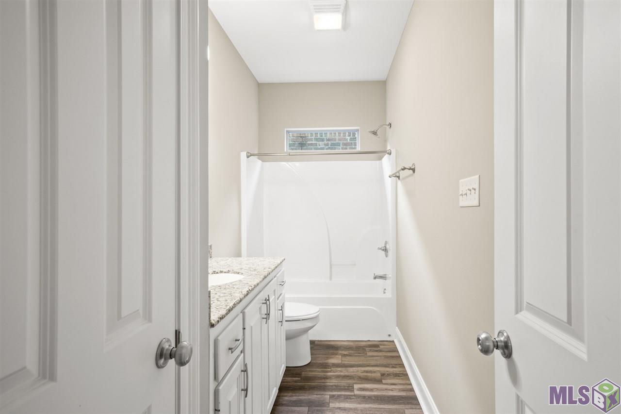 7723 Ibiza Drive Baton Rouge, LA 70820 - Photo 17 of 22 Hall Bathroom