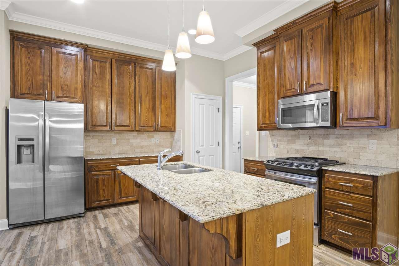 7723 Ibiza Drive Baton Rouge, LA 70820 - Photo 7 of 22 Cabinets extended to the ceiling