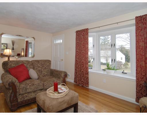 138 Macarthur Road Woonsocket, RI 02895 - Photo 4 of 12 Living Room.