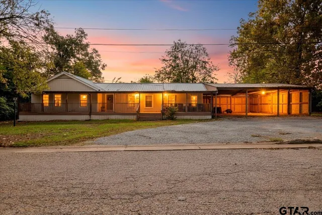 a view of a house with a backyard