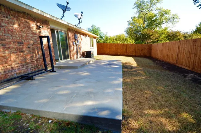 a view of a backyard