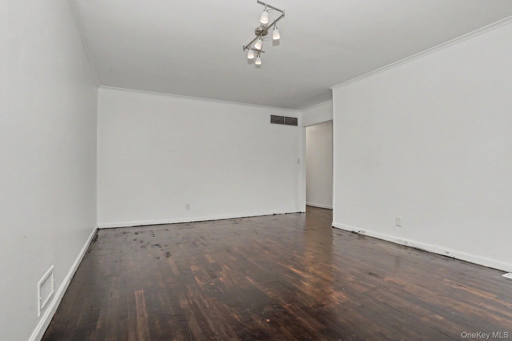 376 County Center Road White Plains, NY 10603 - Photo 5 of 40