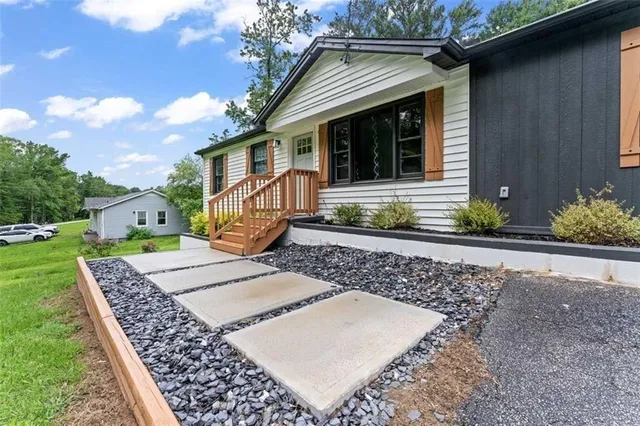 a view of a house with a yard
