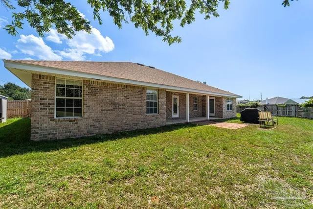 a view of a house with backyard