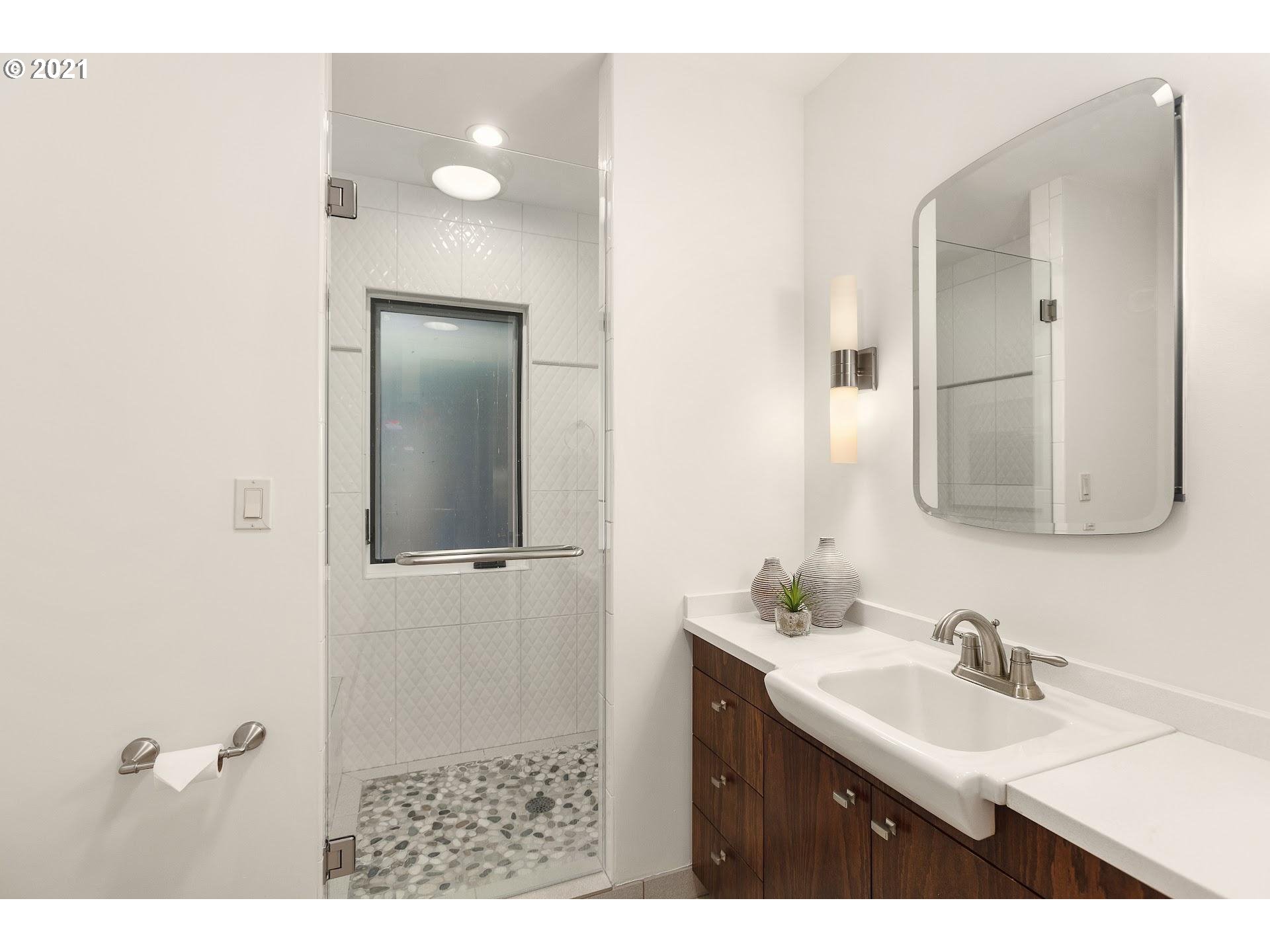 3327 Southwest Dosch Road Portland, OR 97221 - Photo 15 of 30 Gallery Image 15