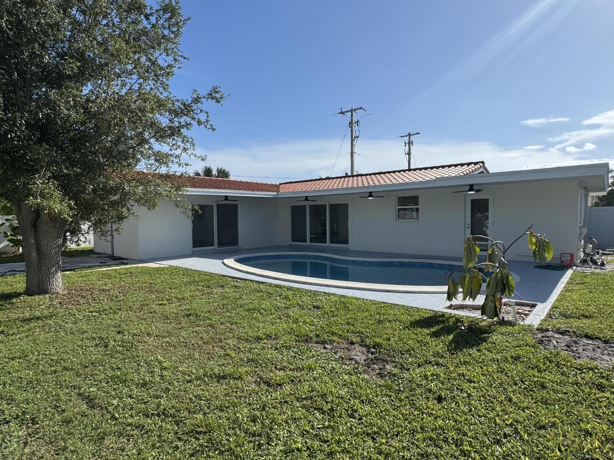 28 Southwest 9th Avenue Boca Raton, FL 33486 - Photo 6 of 16 a front view of a house with garden