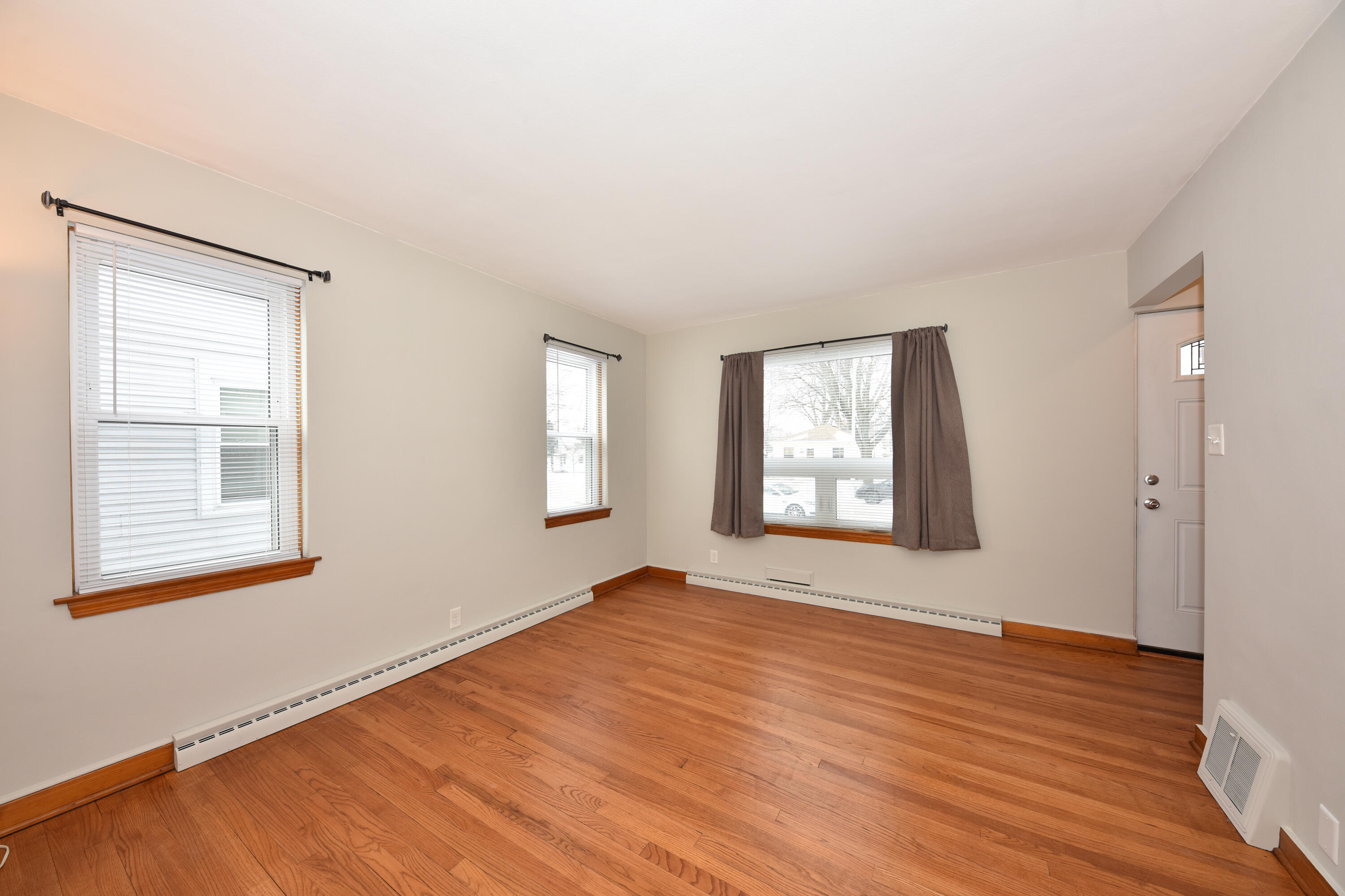 3344 South Springfield Avenue Milwaukee, WI 53207 - Photo 5 of 25 EUP_4731