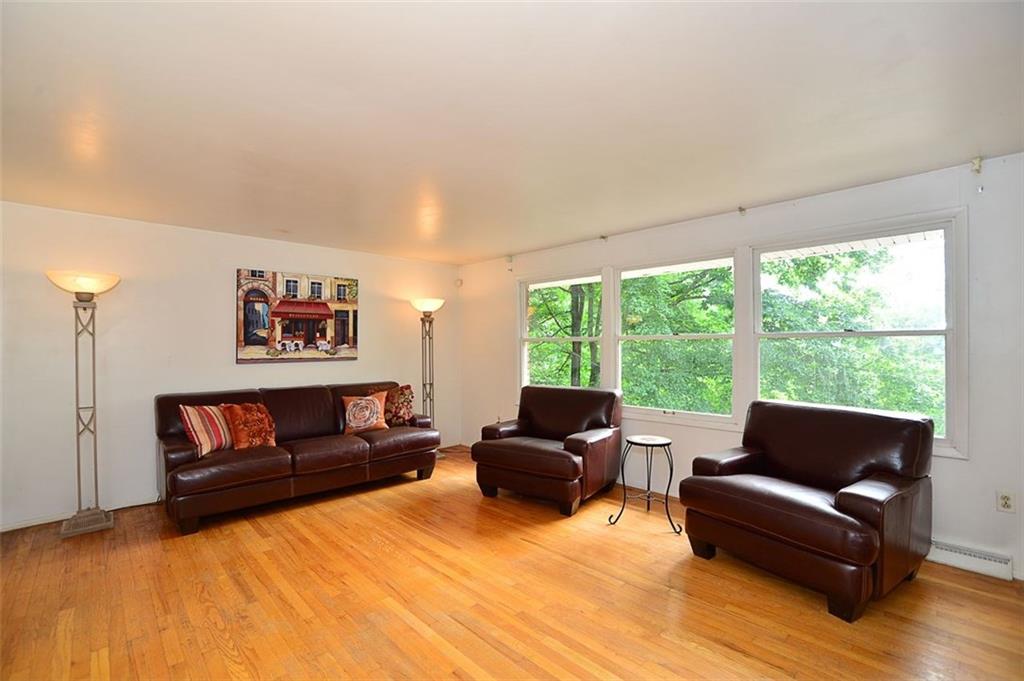 1196 Lehigh Road Pittsburgh, PA 15205 - Photo 3 of 20 Living Room