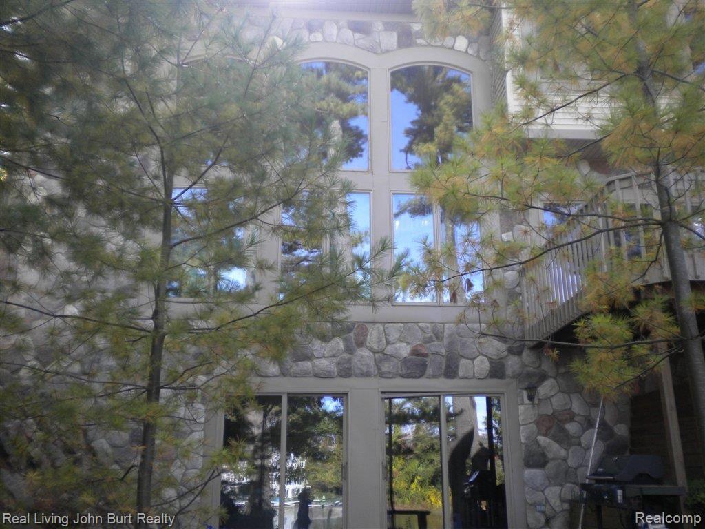 932 Pine Tree Road Lake Orion, MI 48362 - Photo 6 of 20 Maintenance free exterior