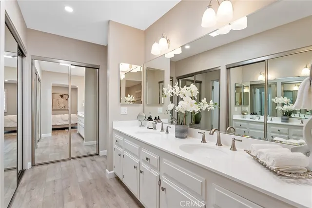 a en suite spacious bathroom with a double vanity sink and a mirror