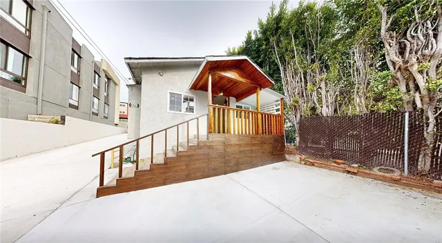 a view of entryway with a front door