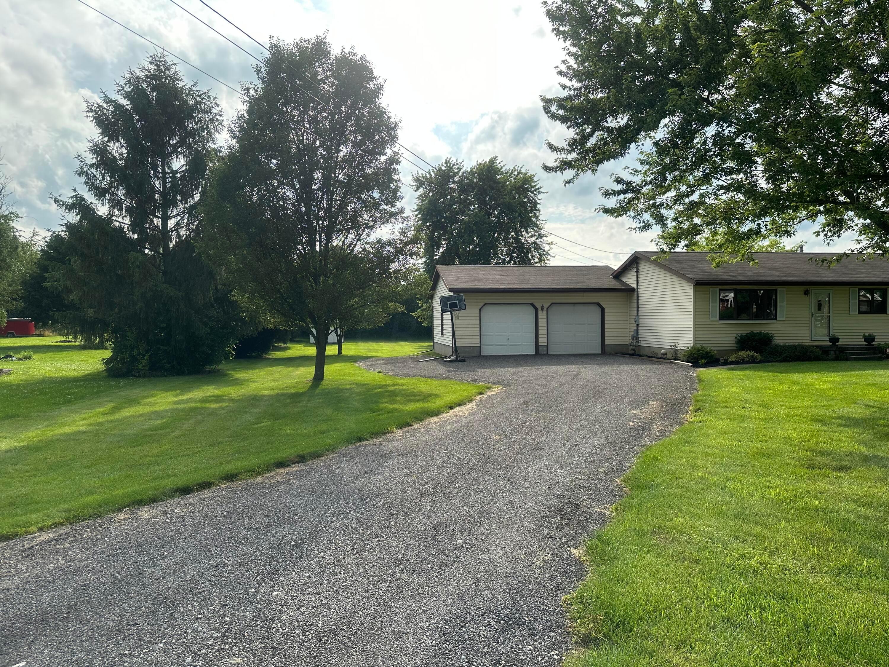 1783 Smeltzer Road Marion, OH 43302 - Photo 2 of 25 Driveway with two car garage